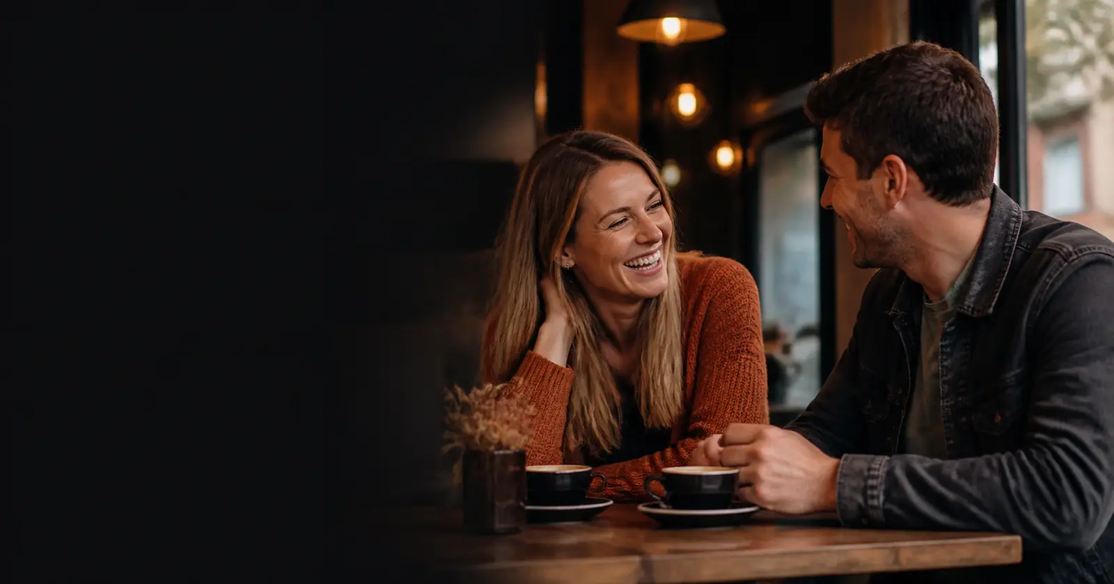 Afrikaanse kletskamers op Vlam: twee mense gesels en lag saam oor koffie