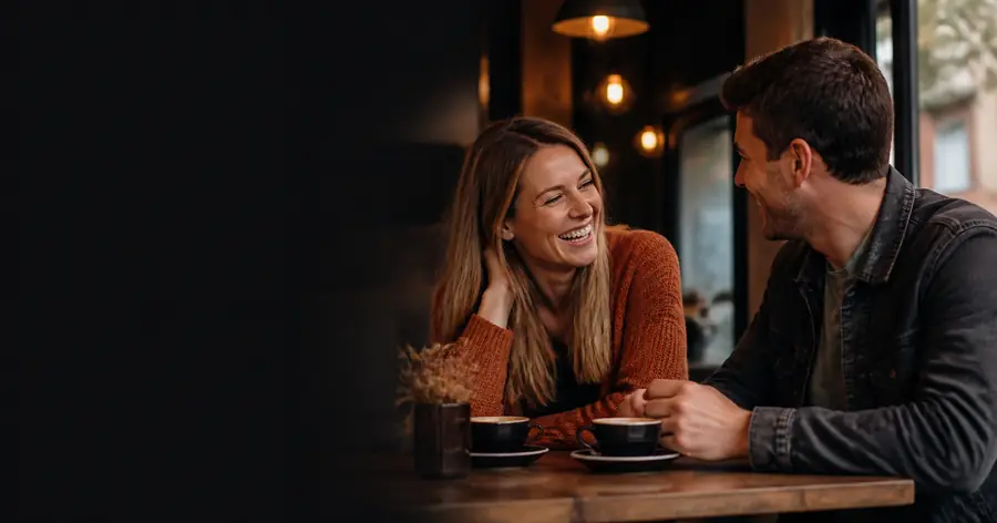 Net Gesels, Vlam se ontspanne Afrikaanse kletskamer: twee mense gesels oor koffie