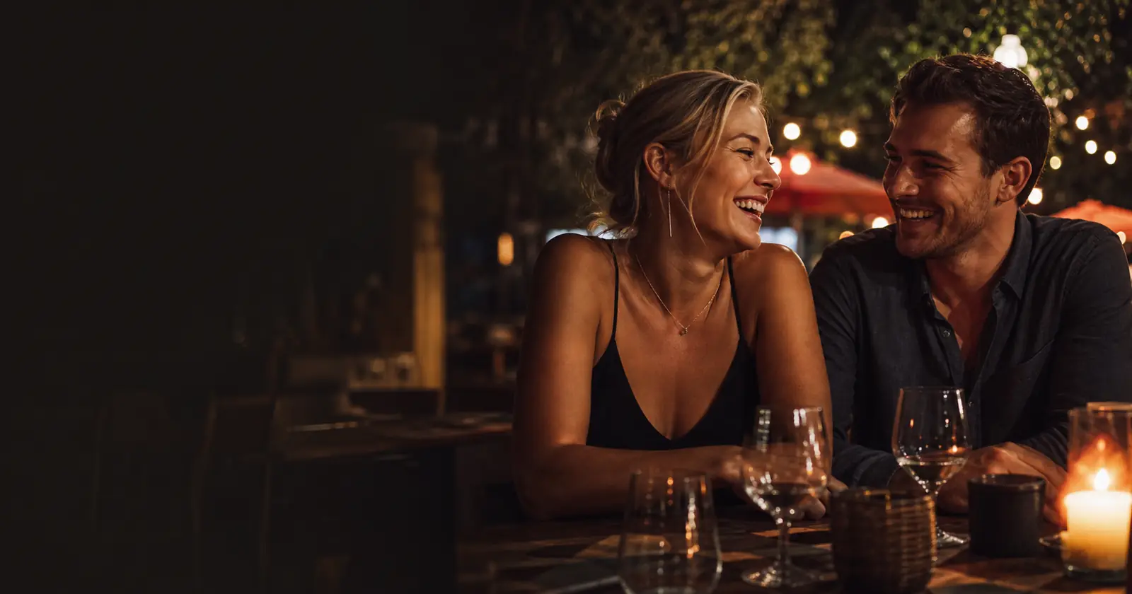 Afrikaanse dating in Suid-Afrika: ’n paartjie lag saam by ’n aandete buite